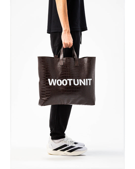 Borsa in pelle marrone WOOTUNIT design coccodrillo con logo oversize vista laterale