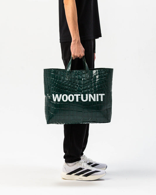 Borsa in pelle verde WOOTUNIT design coccodrillo con logo oversize Made in Italy vista laterale