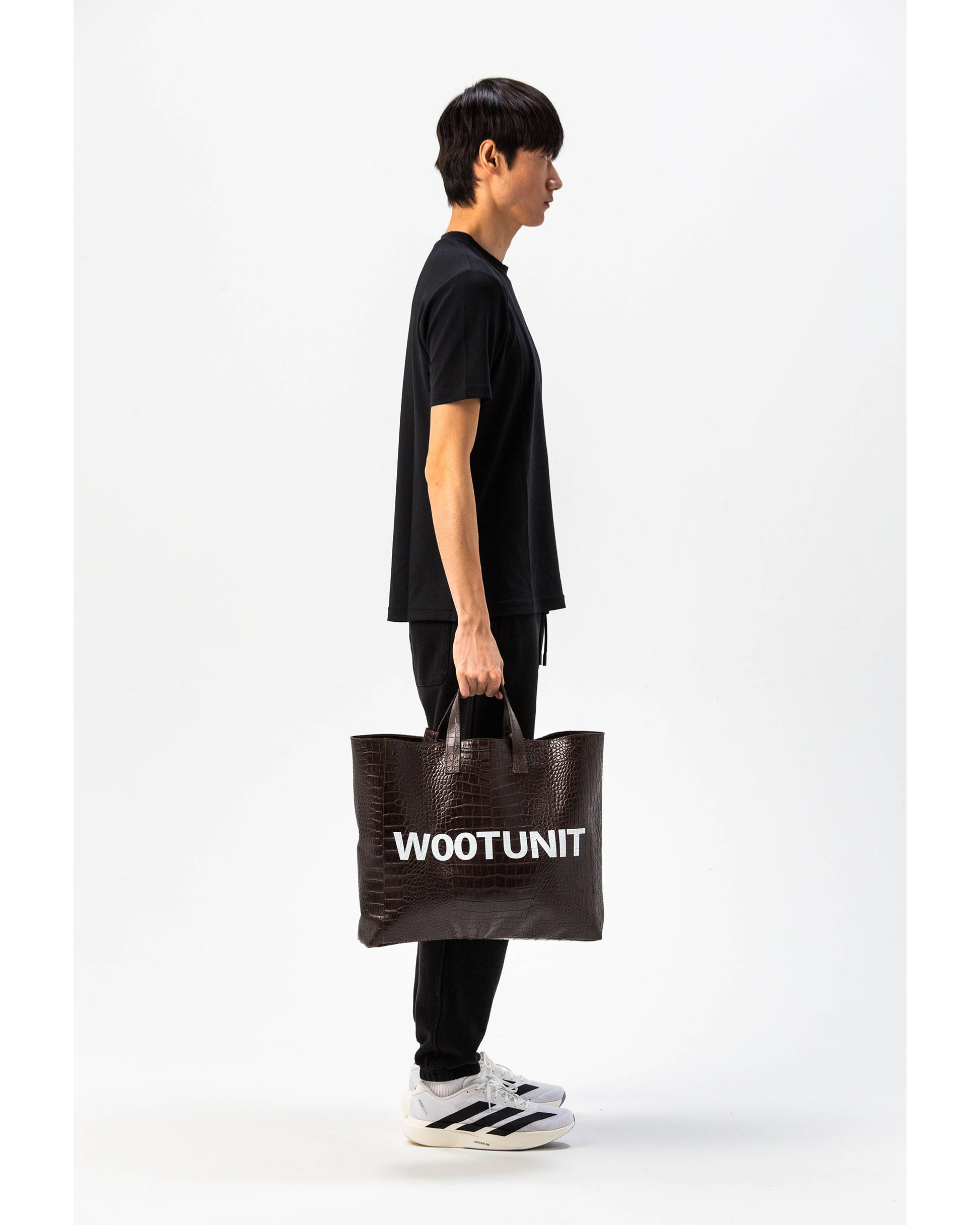 Borsa in pelle marrone WOOTUNIT design coccodrillo con logo oversize vista intera laterale
