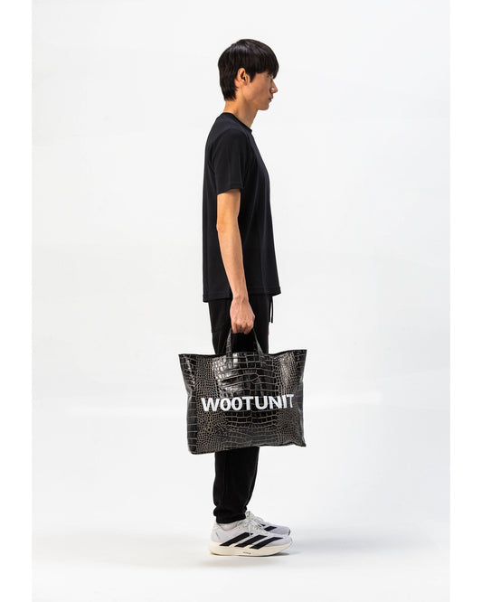 Borsa in pelle nera WOOTUNIT design coccodrillo con logo oversize vista laterale