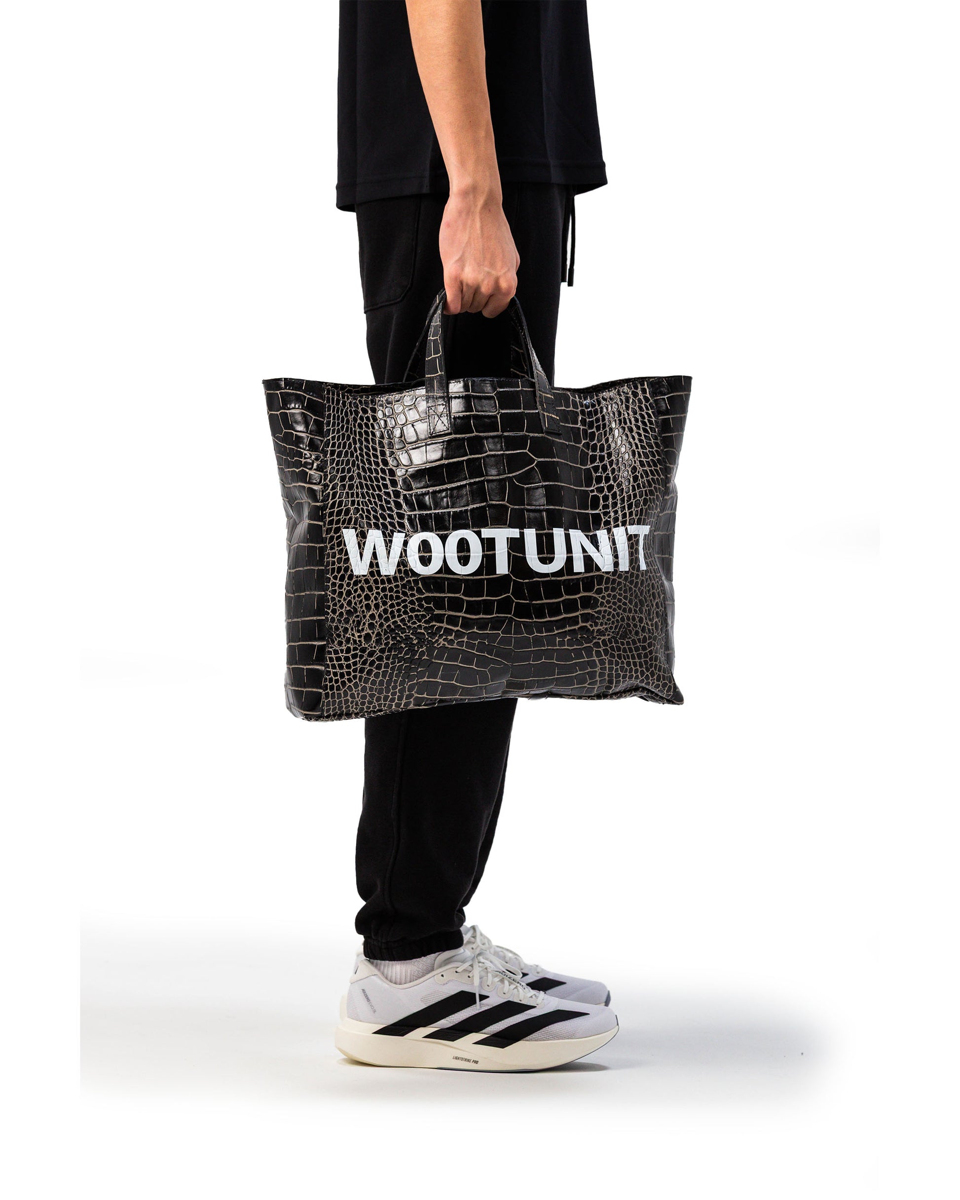 Borsa in pelle nera WOOTUNIT design coccodrillo con logo oversize vista laterale
