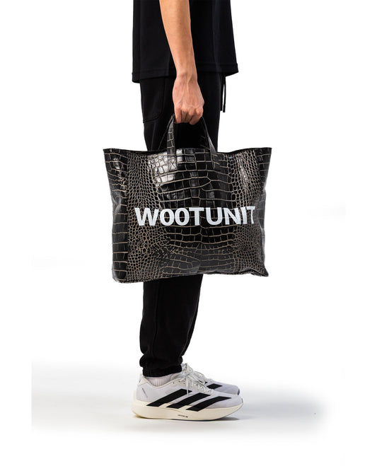 Borsa in pelle nera WOOTUNIT design coccodrillo con logo oversize vista laterale