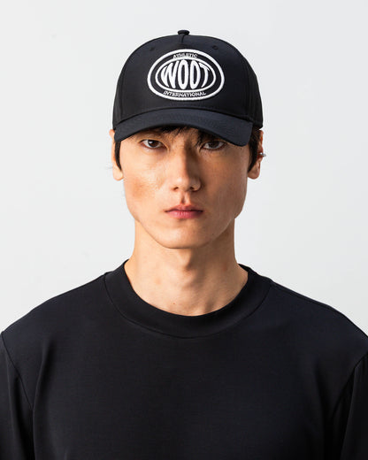 Modello indossa cappellino sportivo bianco WOOTUNIT con logo WOOT ricamato vista frontale