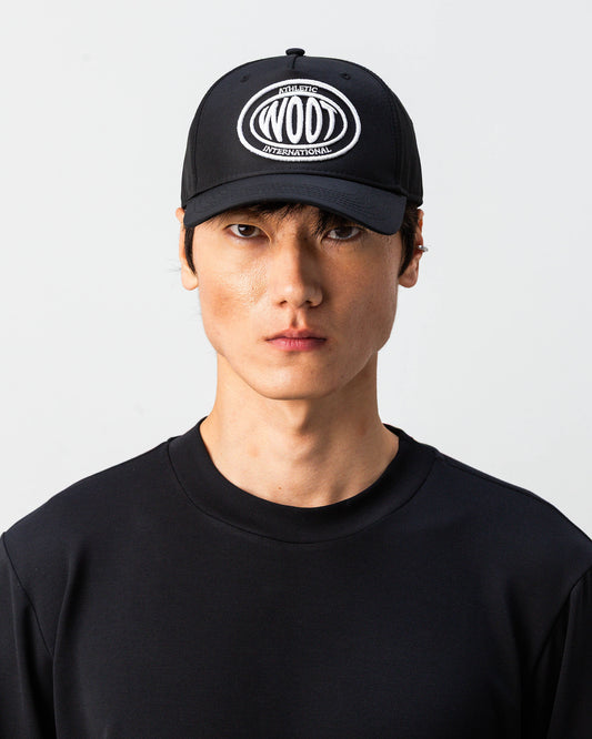 Modello indossa cappellino sportivo bianco WOOTUNIT con logo WOOT ricamato vista frontale