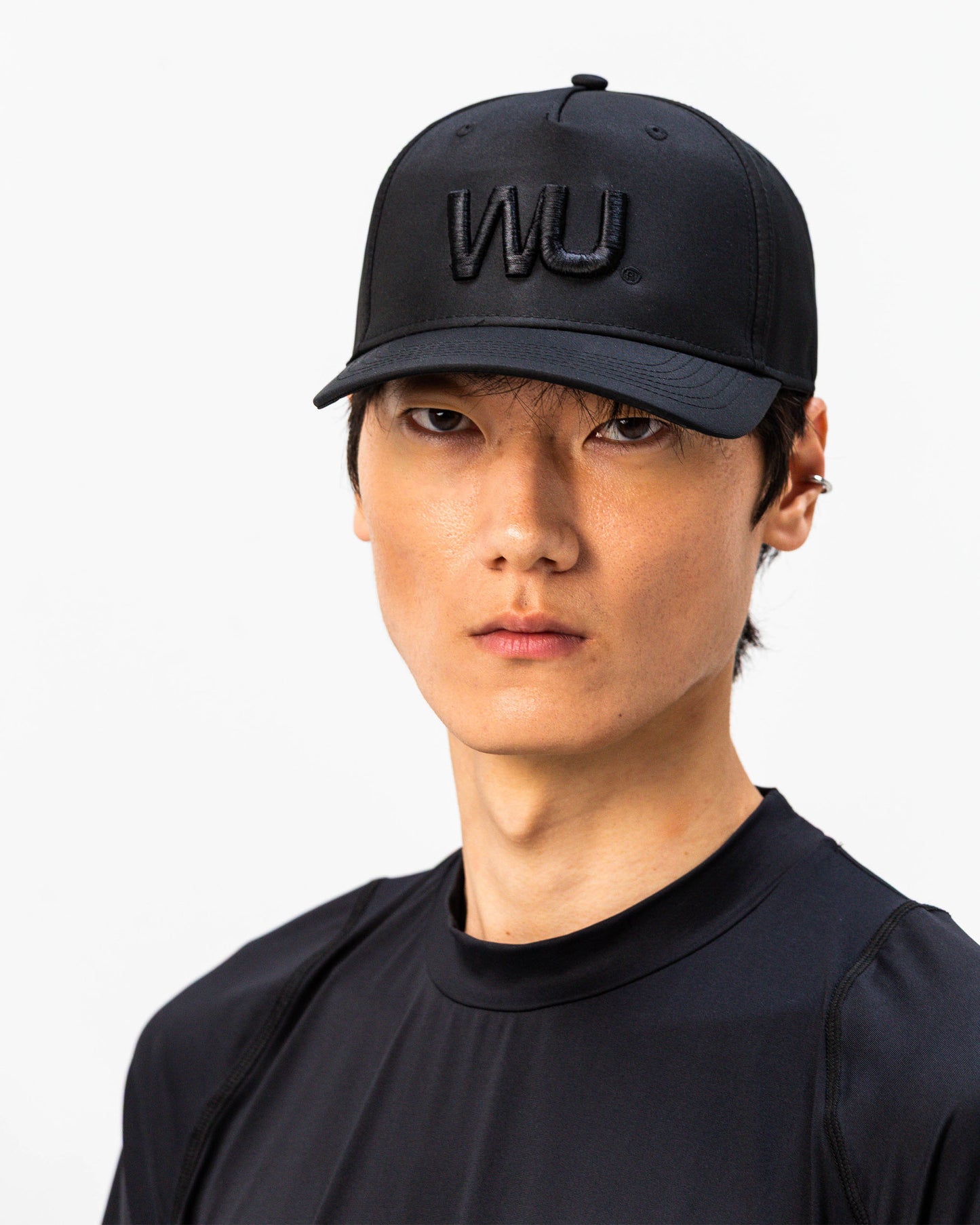 Cappellino sportivo bianco WOOTUNIT con logo WU ricamato vista laterale
