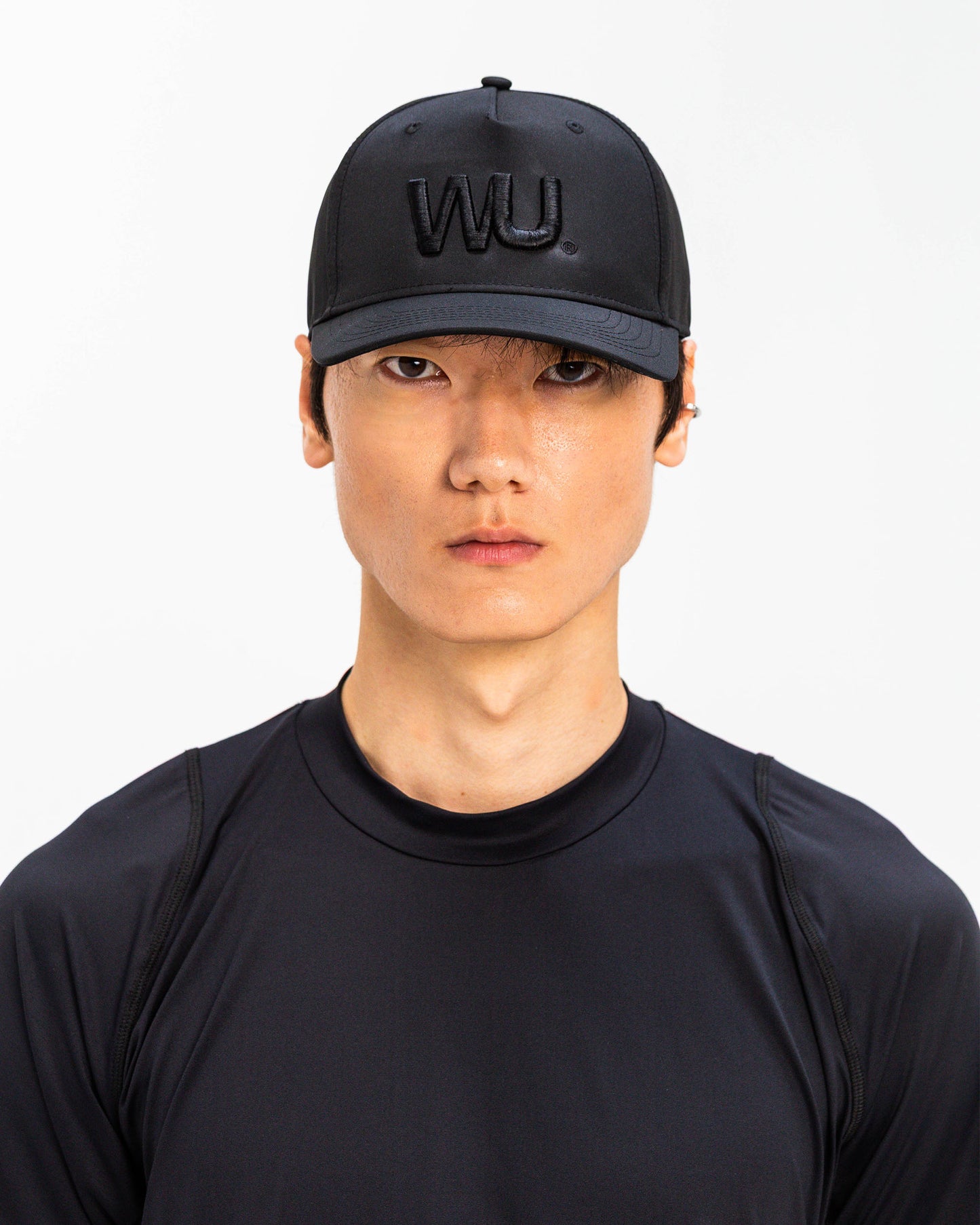 modello indossa cappellino sportivo WOOTUNIT con logo WU  nero ricamato vista frontale
